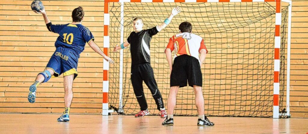 Handbollspelare gör ett skott