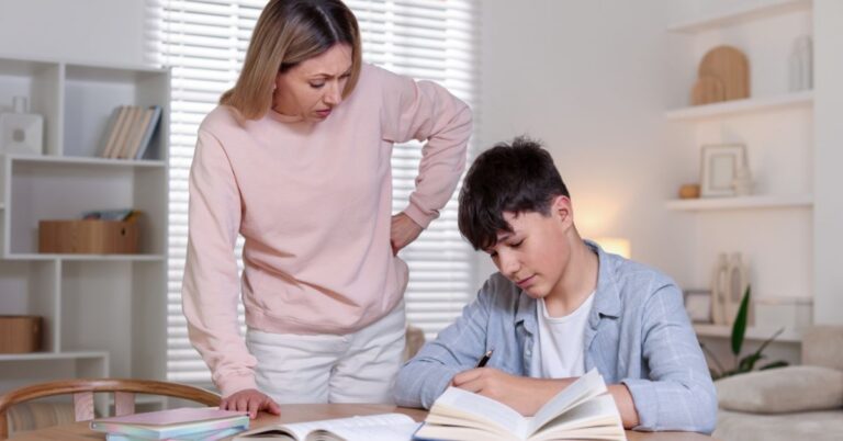 Förälder som stöttar barnets studiemotivation utan att skapa press
