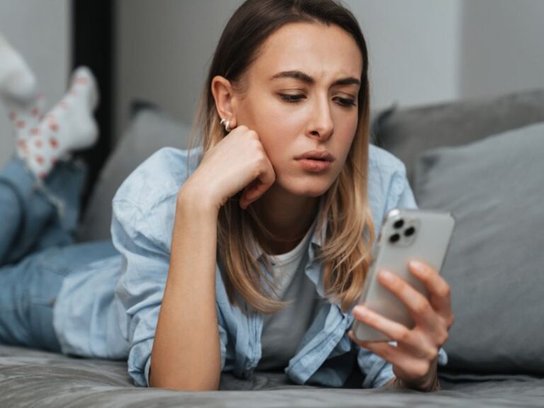Hur påverkar digital stress ungdomar i vardagen?